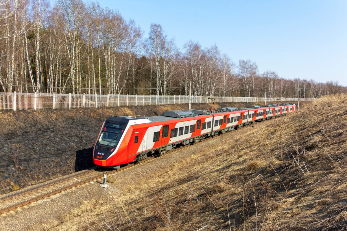 Двухсистемный электропоезд ЭС105 «Финист» на экспериментальном кольце ВНИИЖТ. Источник: VadimZD/railgallery