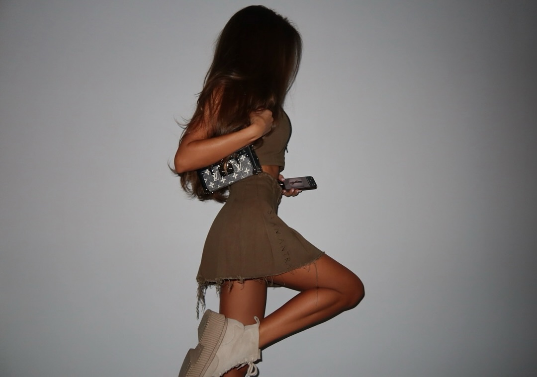 Оливковый дерзкий стиль: как носить самый стильный комплект сезона