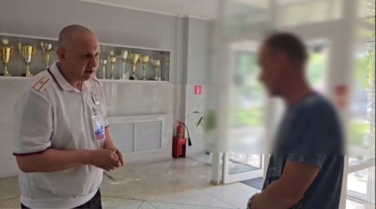    полицейский проводит профилактическую беседу с заявителем / ГУ МВД по Краснодарскому краю