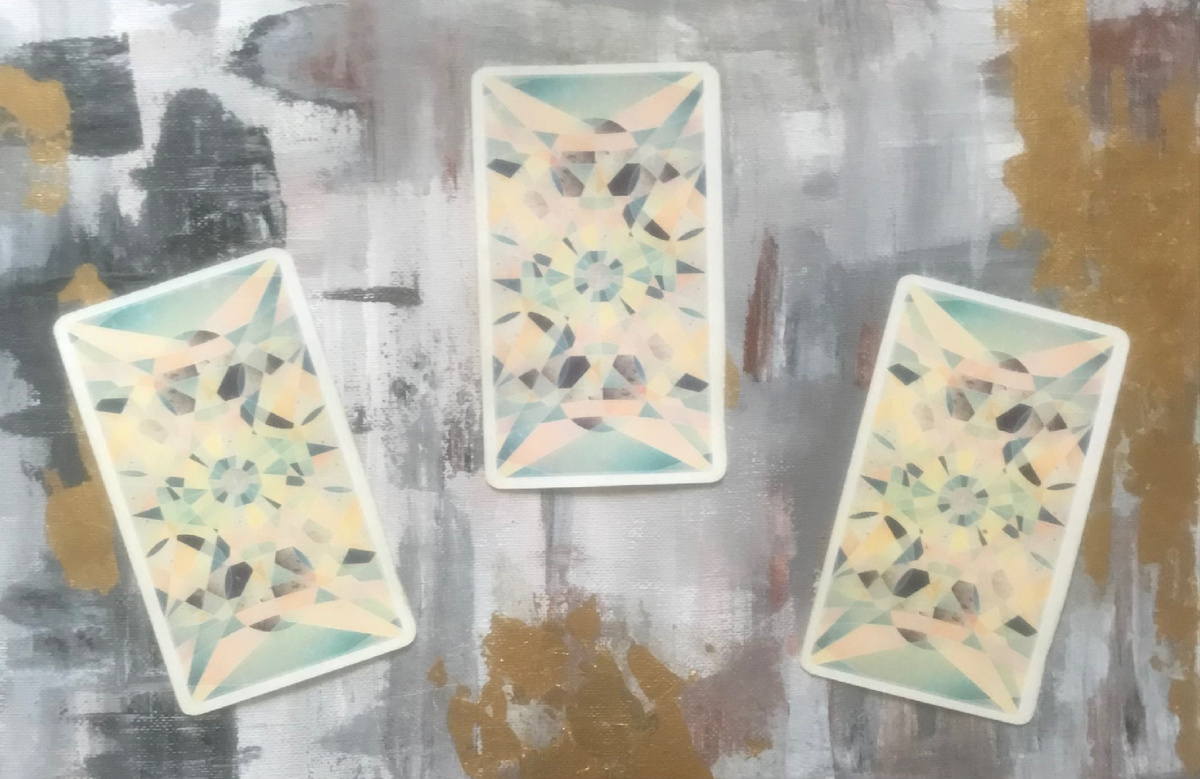 Подумайте о загаданном мужчине и выберите 1 из 3 карт(слева направо 1,2,3)