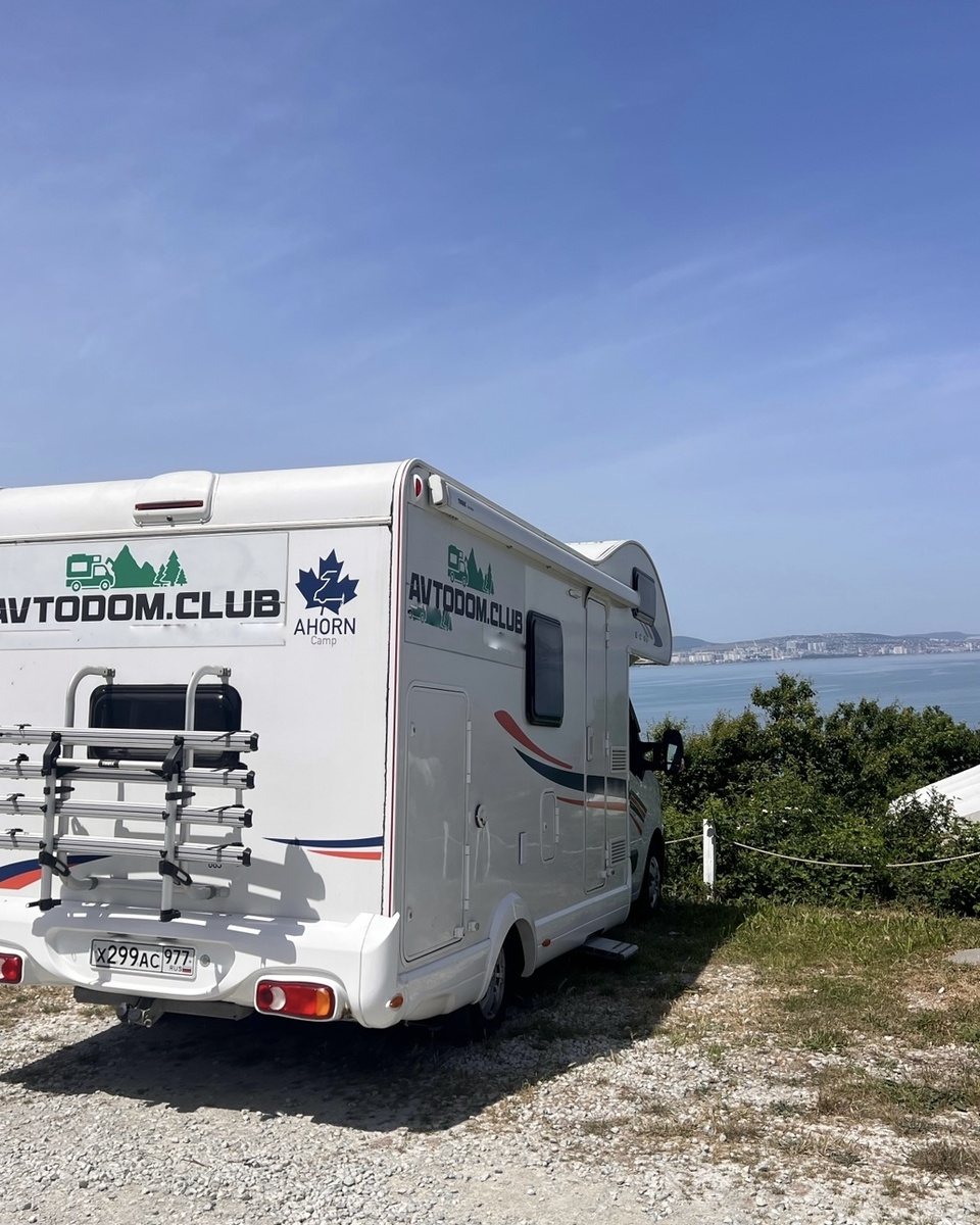 В кемпере — дети, еда и бумажные полотенца. Кто первым дребезжать начнёт — того и обматываем (: