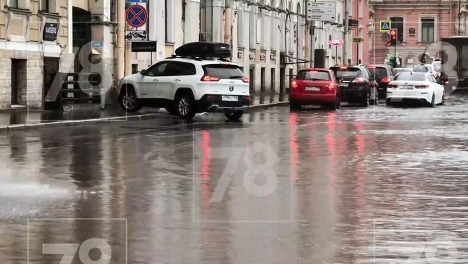    Обстановка на набережной реки Фонтанки в Петербурге во время дождя днём 8 июня 2025 года. Автор фото: 78.ru