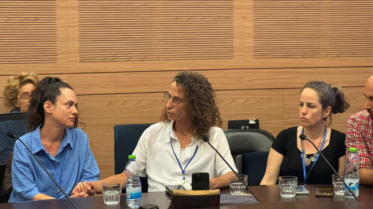 Две выжившие — справа Яэль Ариэль, посередине Яэль Шитрит.