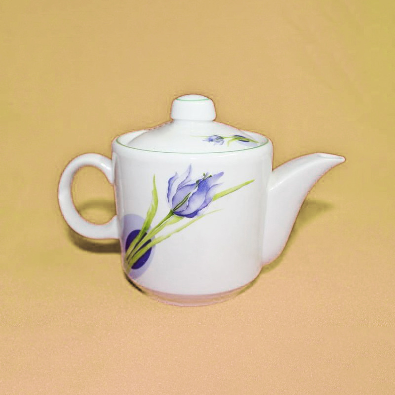 Чайник из сервиза «Ирис». Богданович, 2000 год. Автор формы Иван Владимирович Сотников, автор росписи Николай Егорович Санников