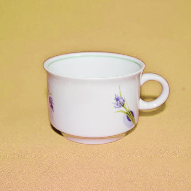 Чашка из сервиза «Ирис». Богданович, 2000 год. Автор формы Иван Владимирович Сотников, автор росписи Николай Егорович Санников