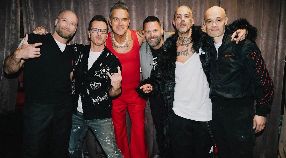     Робби Уильямс (в центре в красном) и Five / Фото: соцсети Робби Уильямса