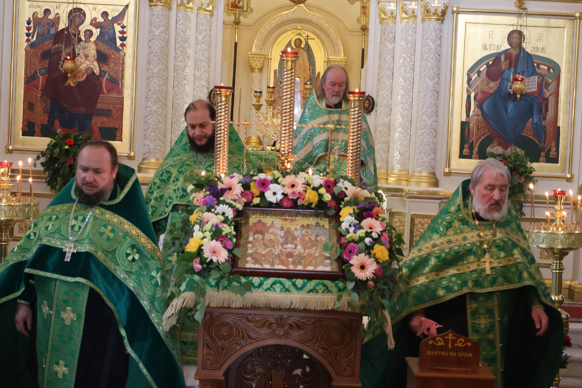 Наши батюшки во главе с дорогим настоятелем выходят из алтаря! Наша сила и духовная скорая помощь! Всенощная накануне Троицы. Листайте