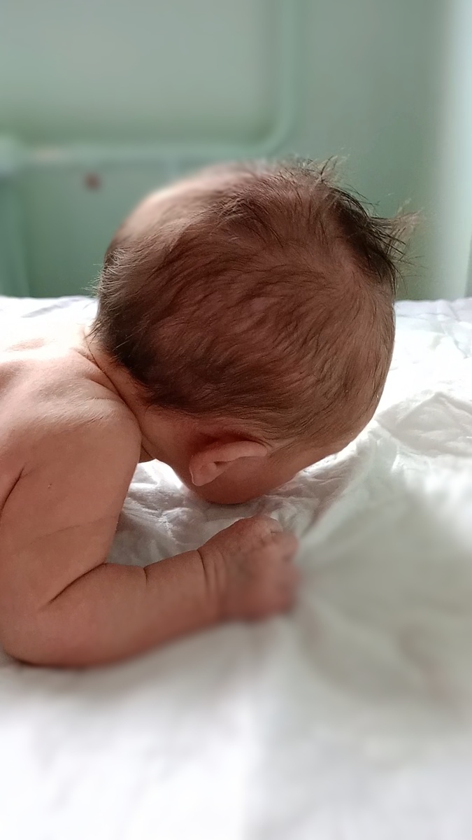 В больнице сразу после роддома. Голова начала сильно расти в области затылка.