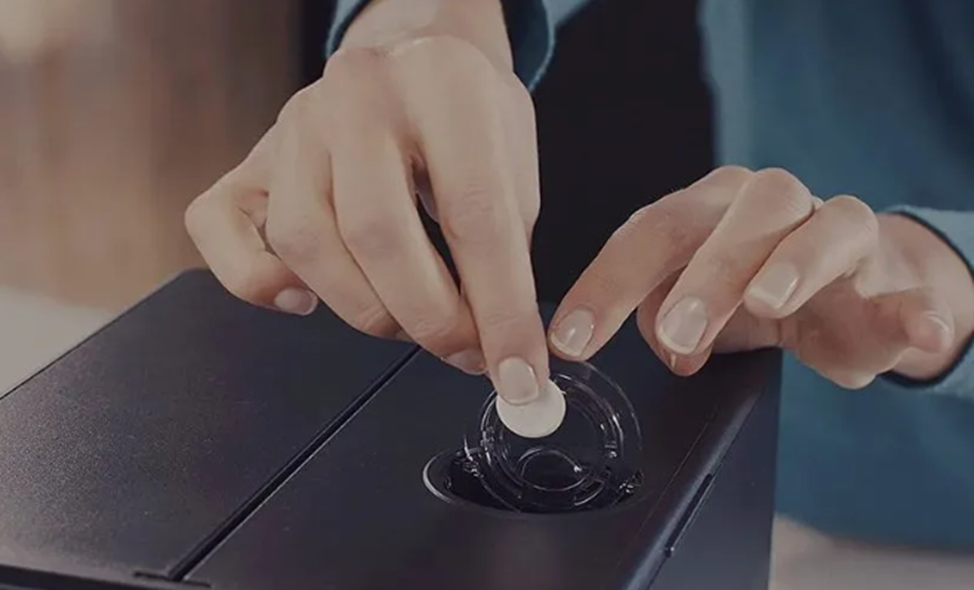 Открываем отсек,опускаем таблетку и запускаем очистку