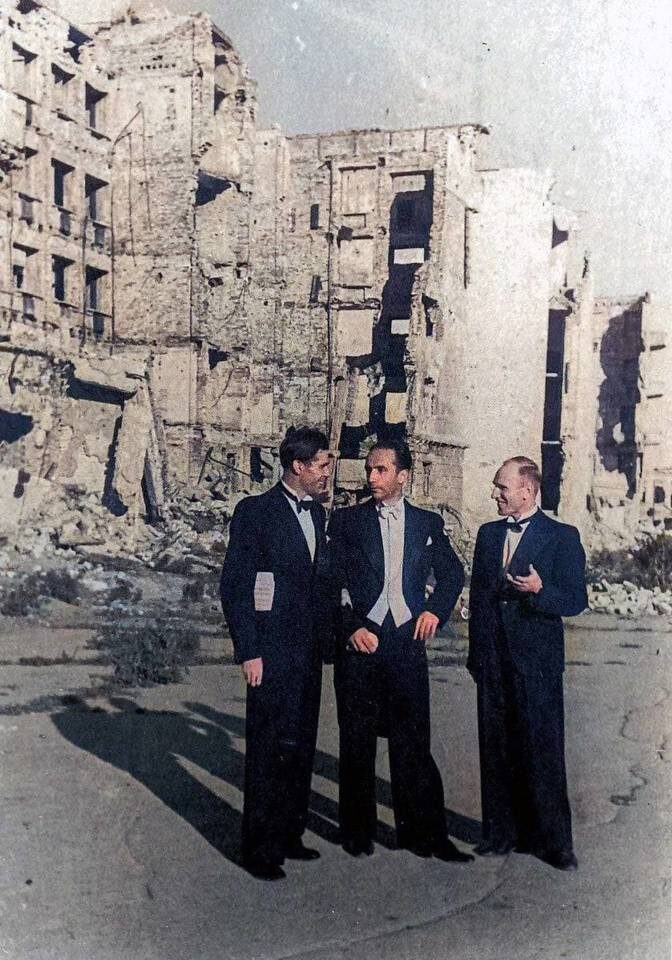    фото: уличная выставка у Музея-заповедника "Сталинградская битва"