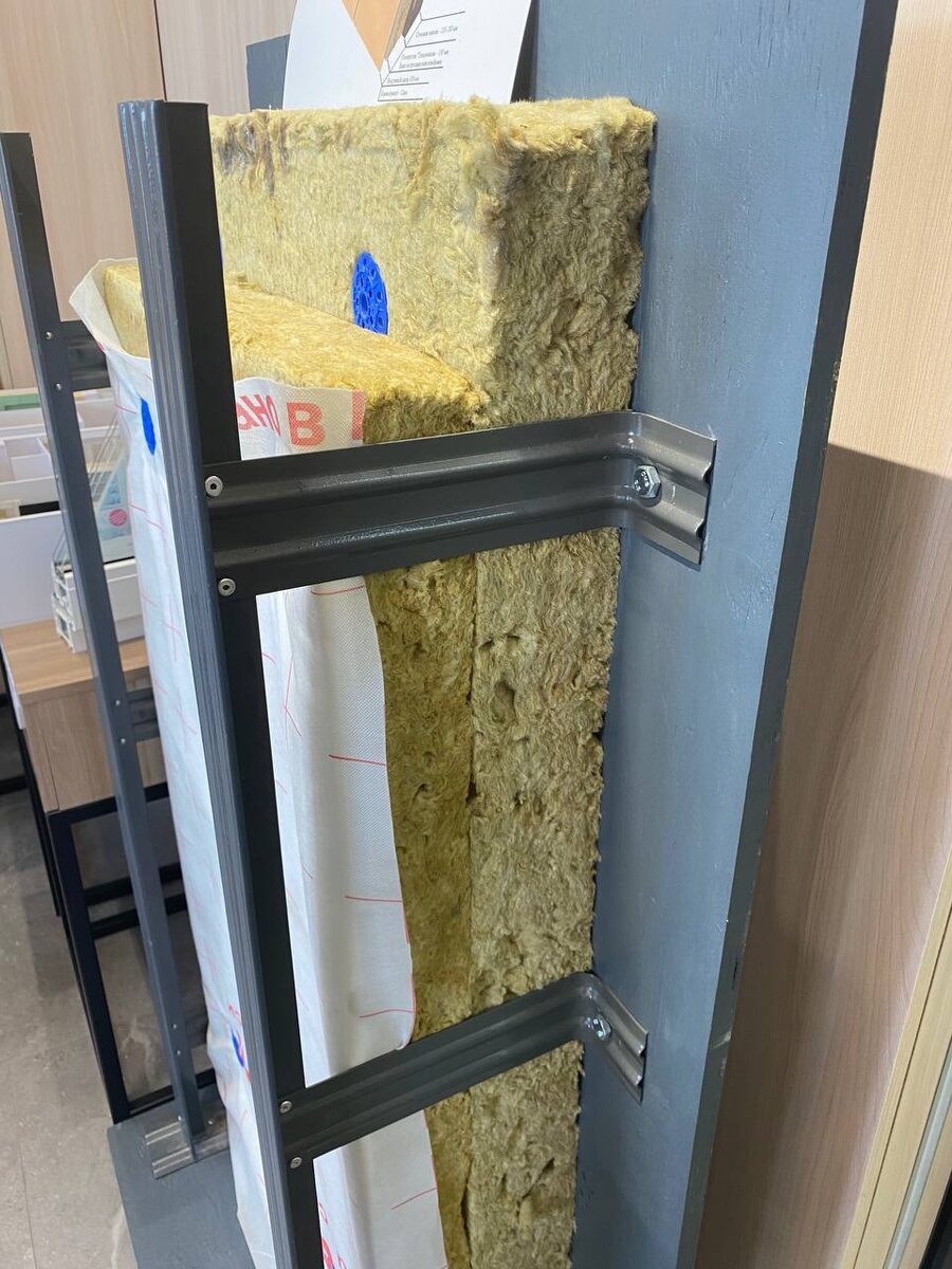 Материалы используемые у застройщика для утепления стены. К панельной стене крепится утеплитель, по верх него ветрощазитная мембрана. А по верх этого "Пирога" уже станавливаются декоративные панели и дом обретает законченный вид. Данная технология очень хорошо зарекомендовала себя на Дальнем Востоке.