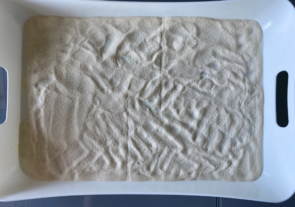 На дно подноса положила цветную бумагу