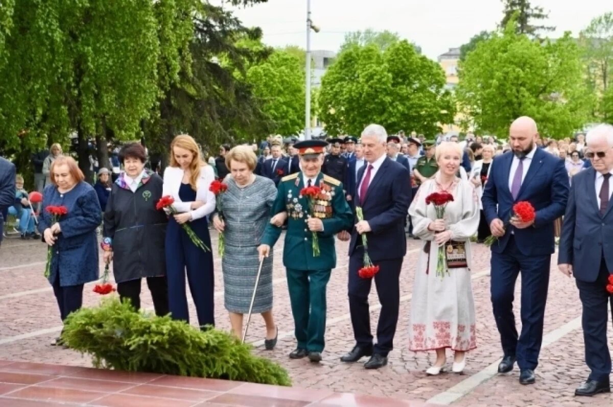    В Петрозаводске возложили цветы к Вечному огню в День республики