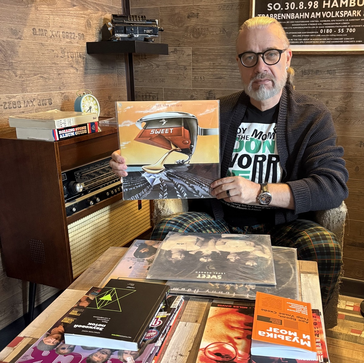 Rockdigger c оригинальным виниловым альбомом Sweet - Off The Record, 1977 г.  записанный в Лондоне, на Audio International Studios, как впрочем, и предыдущие альбомы группы, записанные там-же.