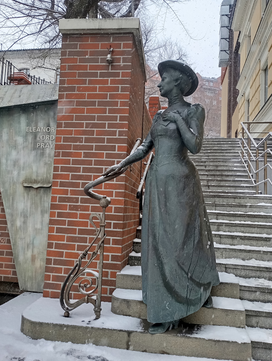 Зимнее фото автора. Элеонора с письмом идет на почту.