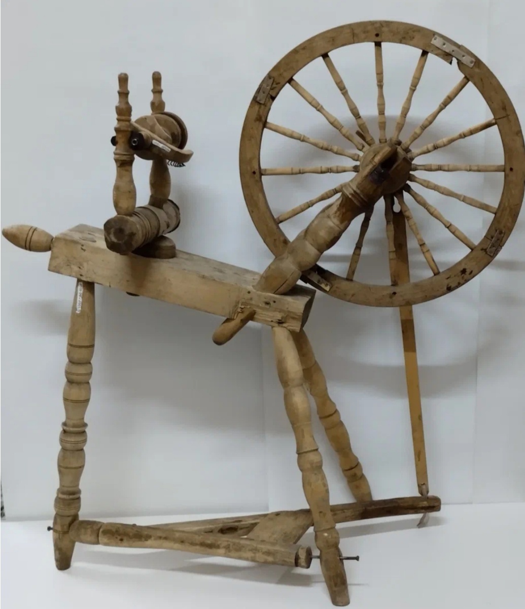 Старинная деревянная прялка