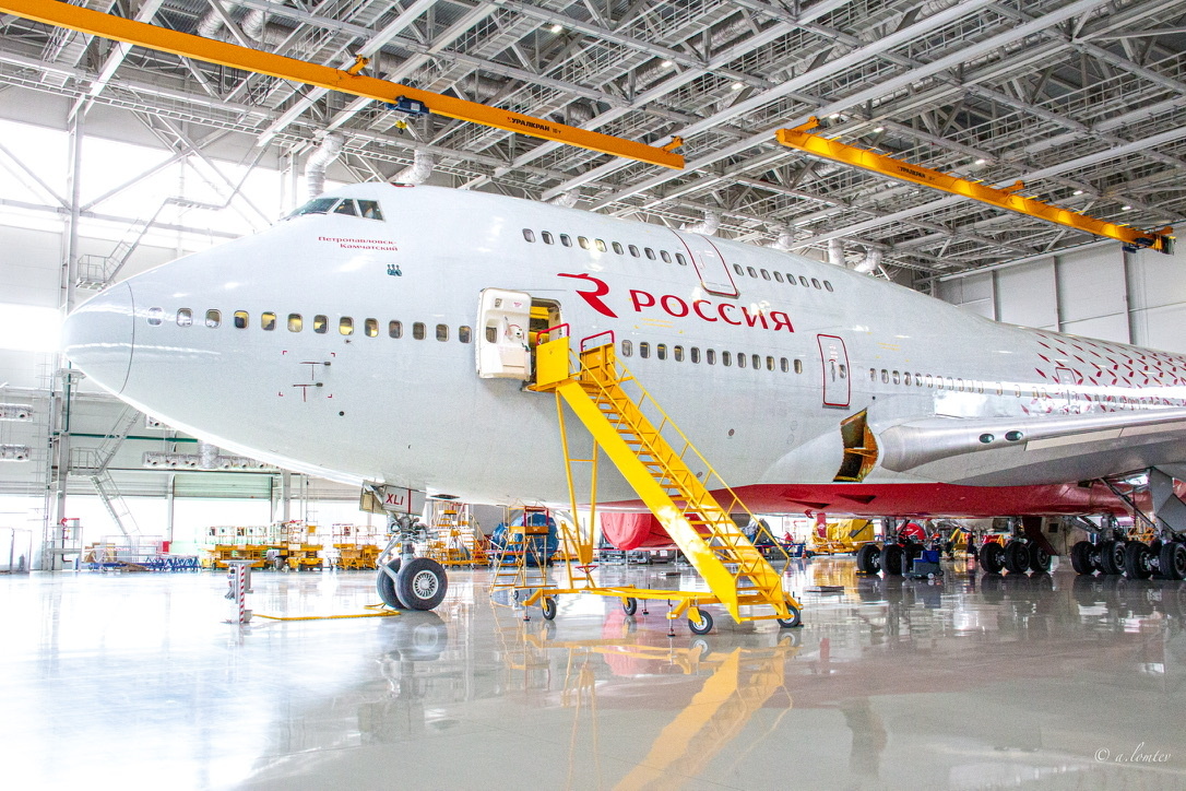 Boeing 747 авиакомпании Россия в ангаре А-Техникс во время планового обслуживания в аэропорту Шереметьево. Автор: Антон Ломтев