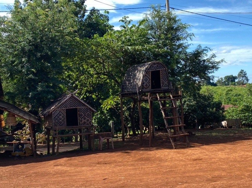 Традиционные дома незамужних молодых людей из народа Тампуан. Источник: личный архив автора