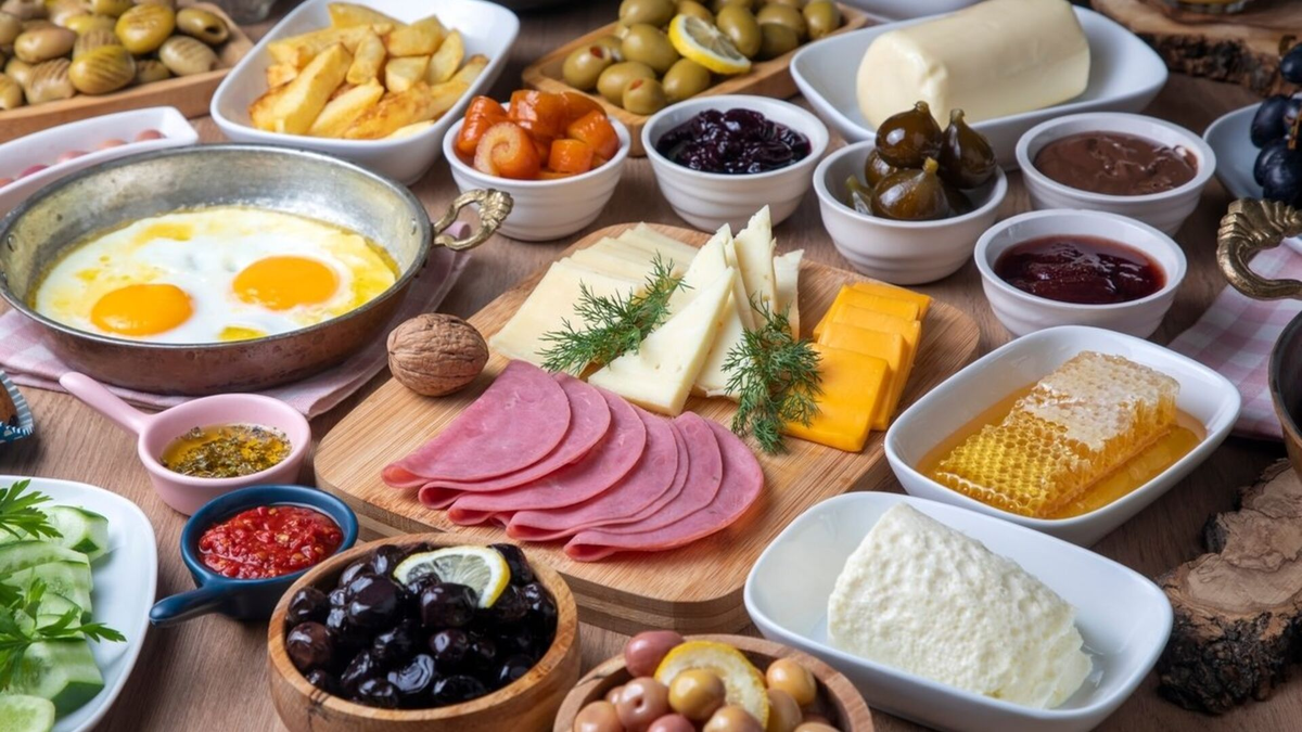 Завтрак здесь может длиться часами — турки не спешат и наслаждаются каждым кусочком.