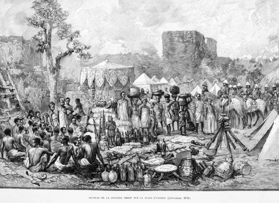 Полковник Альфред-Амедей Доддс, сенегальский креол и французский офицер-метис, расположился лагерем у дворца Дагомеи в 1892 году.