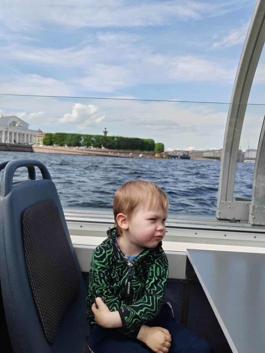 Петя на фоне Васильевского острова