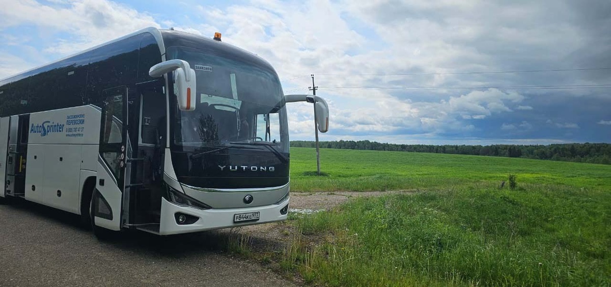 Корпоративные мероприятия — это важная часть жизни компании, где часто решаются не только рабочие задачи, но и укрепляется командный дух. Одним из ключевых аспектов, который влияет на успех таких событий, является организация транспорта. Аренда транспорта для корпоративов позволяет обеспечить комфорт и удобство сотрудников, а также избежать множества логистических проблем. В этом тексте мы рассмотрим, как правильно спланировать аренду транспорта для корпоративного мероприятия и на что стоит обратить внимание при выборе транспортной компании.

Определите количество участников
Прежде чем начинать искать транспортные компании, важно точно определить, сколько человек примет участие в мероприятии. Это поможет выбрать подходящий транспорт в нужном количестве и избежать лишних расходов.

Как это сделать:

Составьте список участников.

Учтите, кто будет пользоваться транспортом (например, не все сотрудники могут потребовать трансфер от компании).

Подумайте, может ли быть несколько групп с разными направлениями (например, часть сотрудников едет на одно мероприятие, другая — на другое).

Подсказка: Учитывайте потенциальные изменения в списке участников, чтобы не остаться с лишними местами в автобусе или, наоборот, не столкнуться с нехваткой транспорта.

Выбор типа транспорта
Тип транспорта зависит от количества людей и целей мероприятия. Важно выбрать такой транспорт, который не только комфортно доставит участников в пункт назначения, но и обеспечит соответствующую атмосферу мероприятия.

Варианты транспорта:

Минивэны — идеальны для небольших групп до 10–12 человек. Это могут быть как легковые автомобили, так и микроавтобусы, которые обеспечат комфорт на короткие расстояния.

Автобусы — наибольший выбор для крупных корпоративных мероприятий. Автобусы могут вмещать от 20 до 50 и более человек. Это подходящий вариант для пикников, выездных конференций, корпоративов на природе.

Премиум-автомобили и микроавтобусы — для более торжественных мероприятий, таких как деловые ужины и