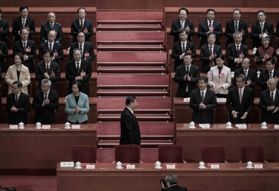 Председатель КНР Си Цзиньпин, в центре, под аплодисменты прибывает на закрытое заседание Всекитайского собрания народных представителей в Большом народном зале 11 марта 2024 года в Пекине, Китай. Кевин Фрейер/Getty Images.