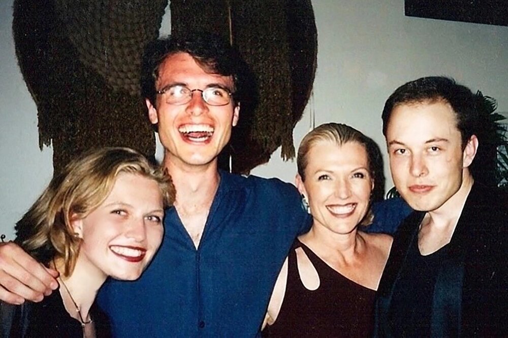    Тоска Маск, Кимбал Маск, Мэй Маск и Илон Маск. Фото: соцсети