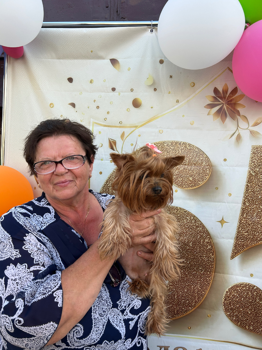 Наша именинница со своей любимой собакой Аури