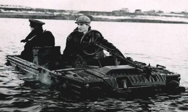 НАМИ-032М на плаву. За рулем главыный конструктор Борис Фиттерман