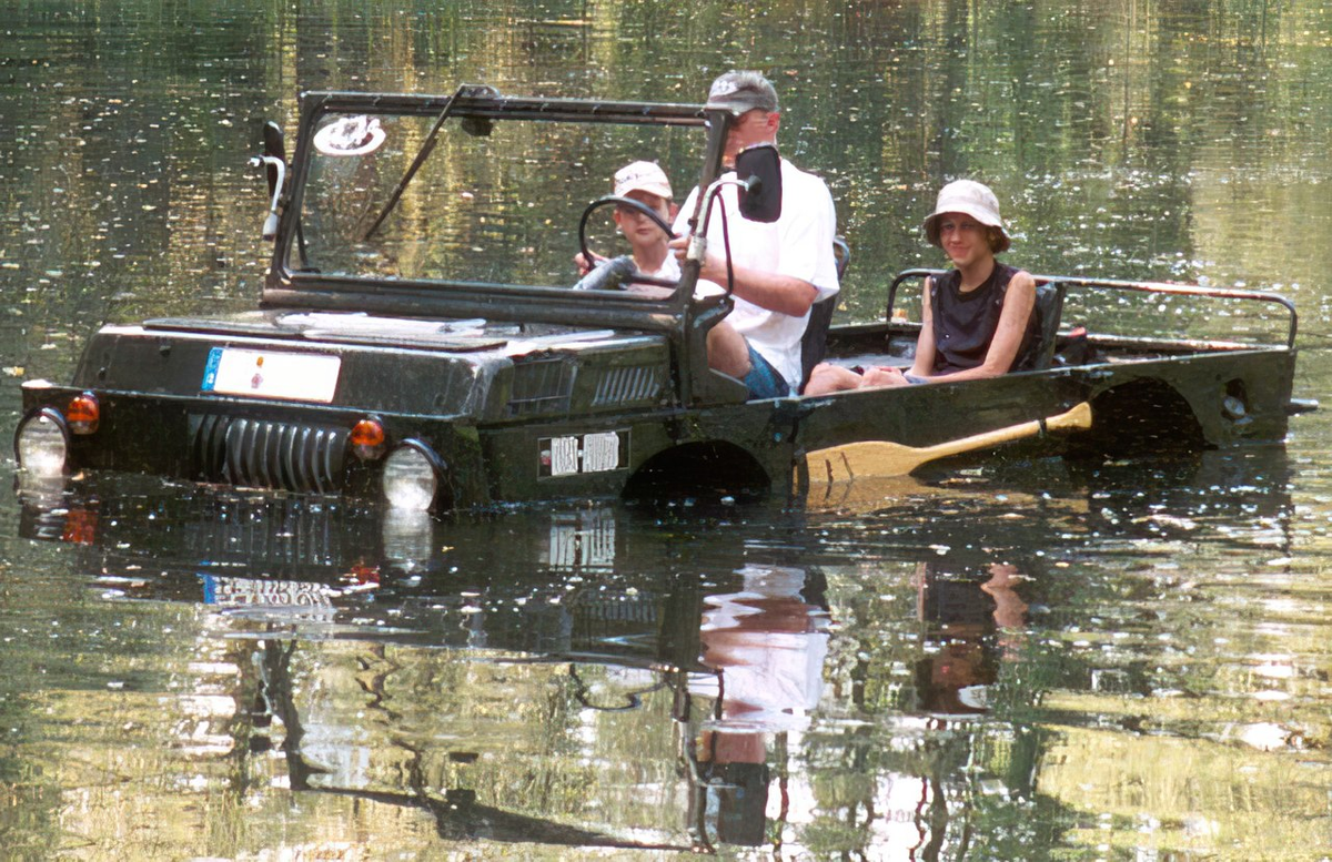 ЛуАЗ-967М на плаву