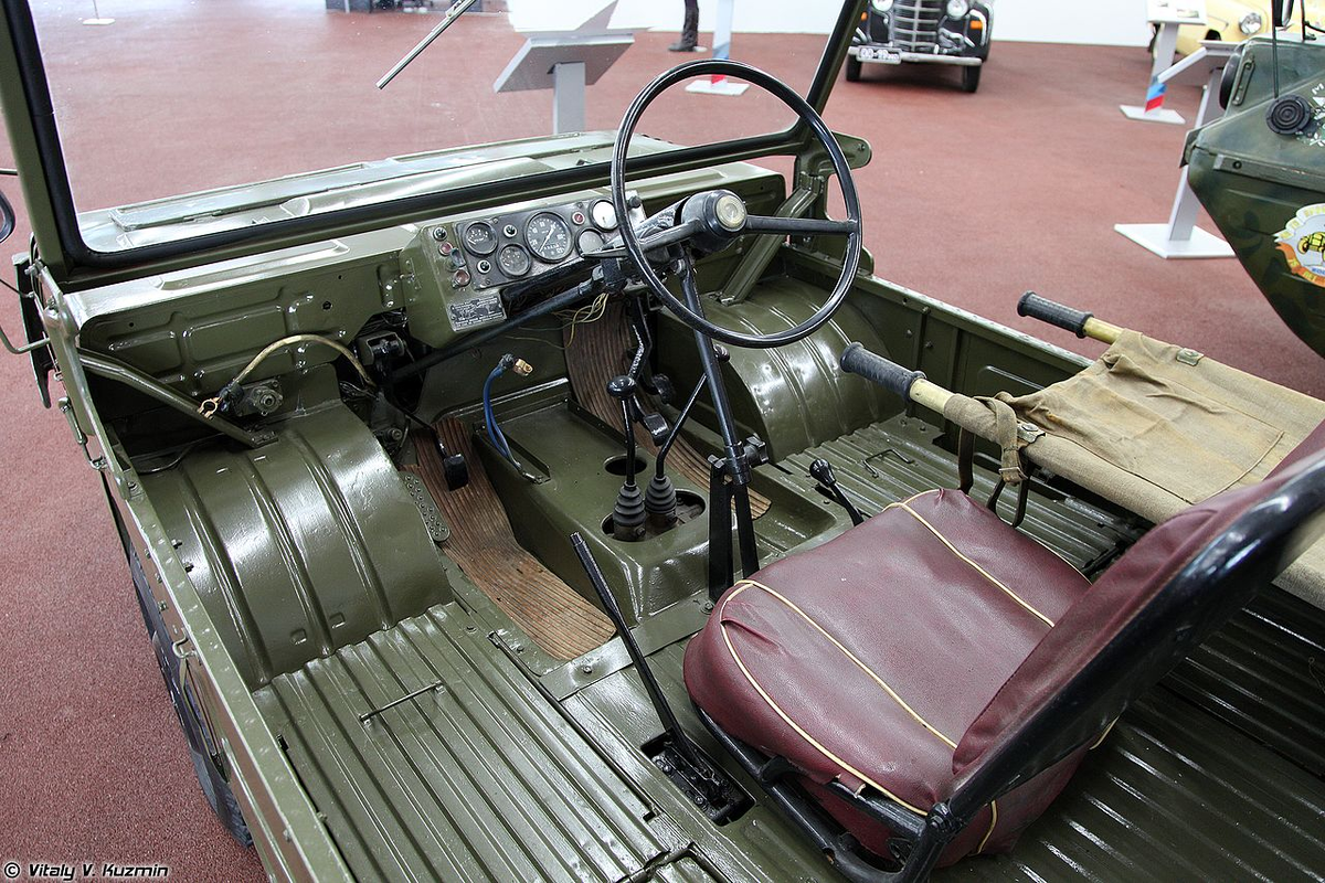 Место водителя ЛуАЗ-967М. Источник фото: Vitaly V. Kuzmin, CC BY-SA 4.0 <https://creativecommons.org/licenses/by-sa/4.0>, via Wikimedia Commons