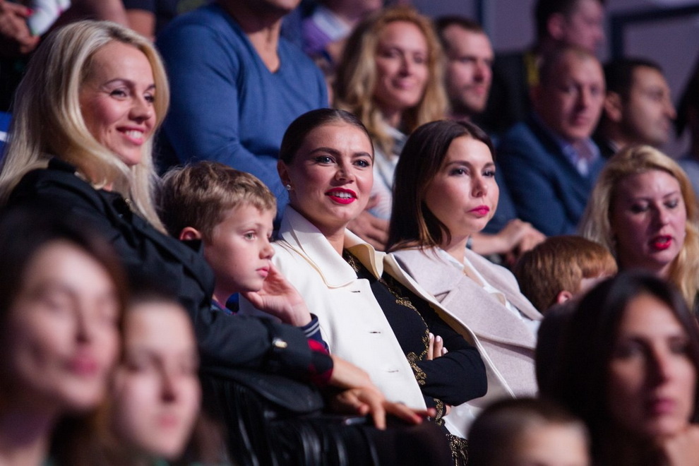 Похудевшая Алина Кабаева появилась на публике с двумя мальчиками и кольцом, похожим на обручальное. 