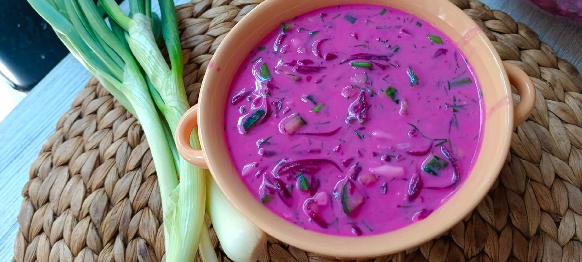 Ингредиенты (на 4–5 порций):- 2 свёклы;- 2–3 средних огурца;- 1 пучок лука;- 1 пучок укропа;- 1 ст. л. сока лимона;- 1 ст. л. сахарного песка;- соль по вкусу;- 2–3 варёных куриных или 4–5 перепелиных яиц,- сметана — для подачи.Приготовление пошагово:1. Отварить свеклу и натереть на крупной тёрке.2. На крупной тёрке натереть отварные яйца.3. Нашинкованные огурцы, лук и зелень сложить в кастрюлю или другую глубокую посуду, перемешать.4. Залить кефиром и минеральной водой, добавить соль, сахар, лимонный сок.#первое #обед #наобед #кобеду #свекла #изсвеклы #свекольник #окрошка 