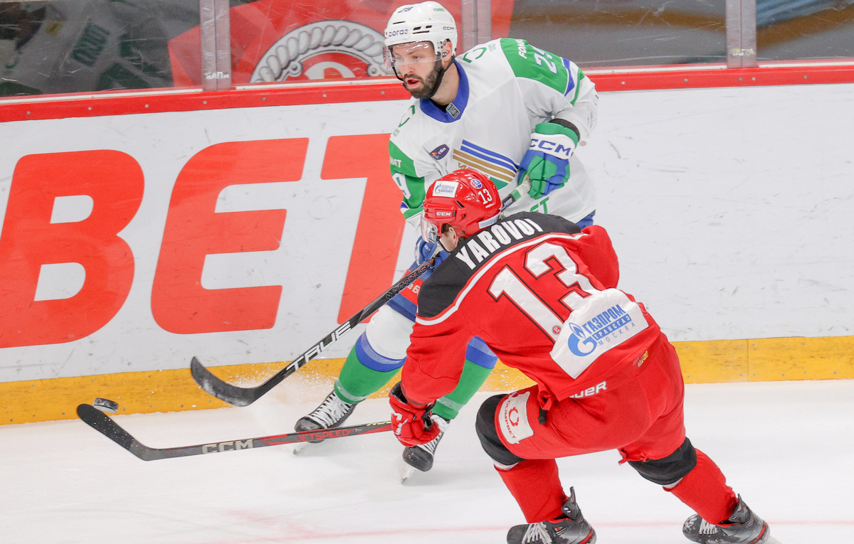    Нападающий "Салавата Юлаева" Нэйтан Тодд и нападающий "Витязя" Станислав Яровой  Валерия Калугина/ТАСС