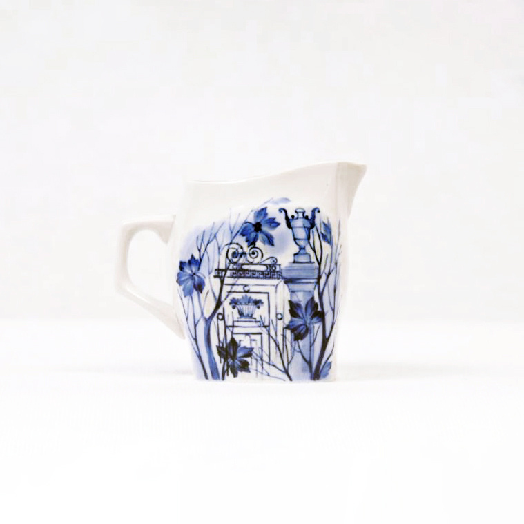 Молочник из сервиза «Летний сад». 1991 год, Пролетарий. Автор Валентина Александровна Сосновских