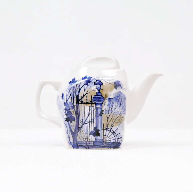 Чайник из сервиза «Летний сад». 1991 год, Пролетарий. Автор Валентина Александровна Сосновских