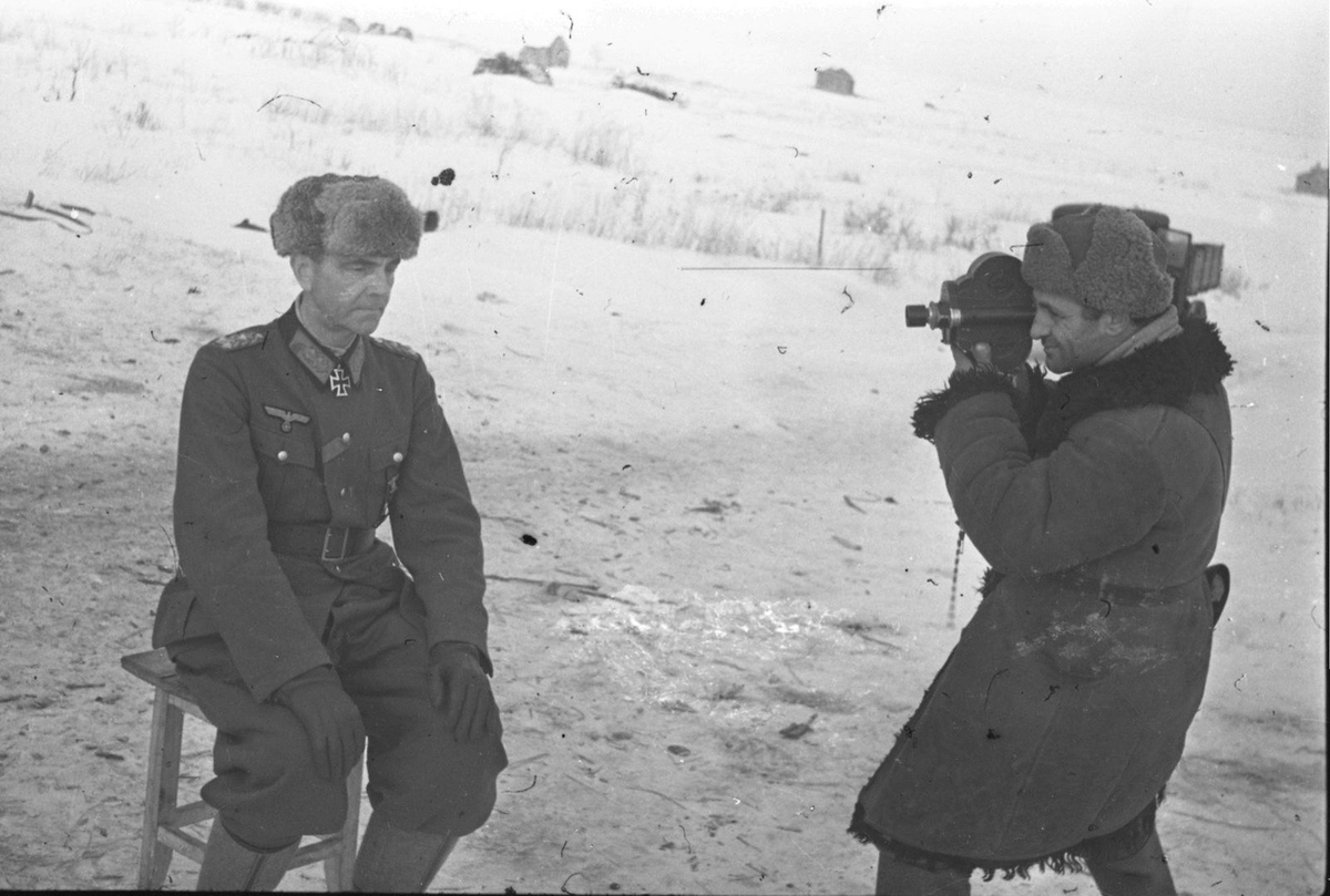 Фронтовой кинооператор Абрам Казаков снимает сдавшегося в плен Паулюса. 1943.