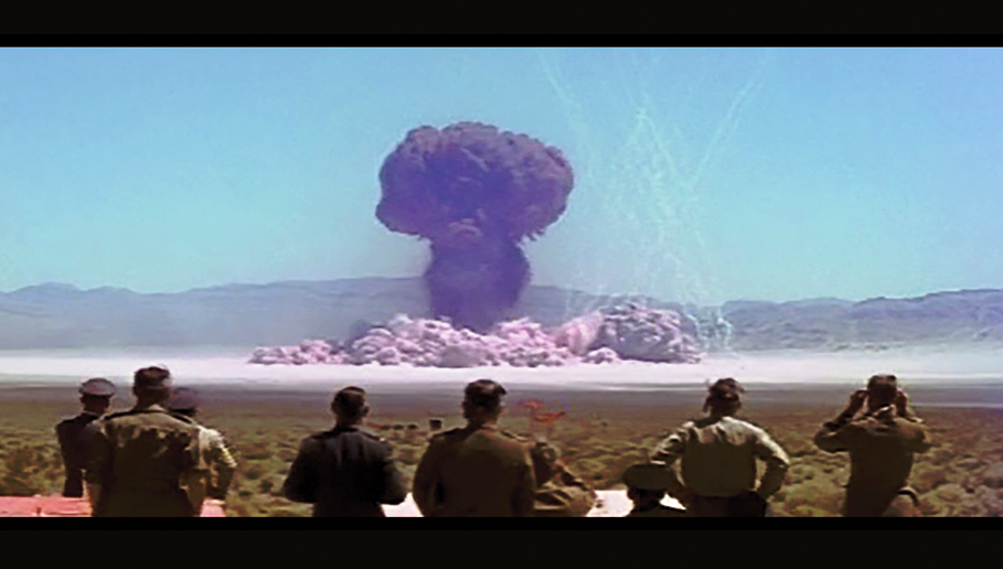 Наблюдатели смотрят на испытание атомной бомбы в пустыне Невада, Из кинохроники 1955 года