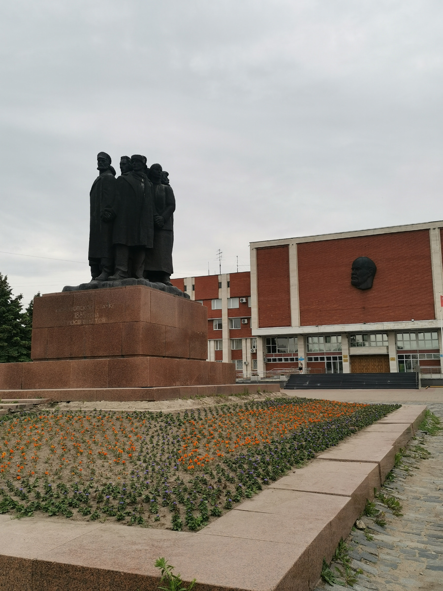 Монумент в честь 100-летия Морозовской стачки