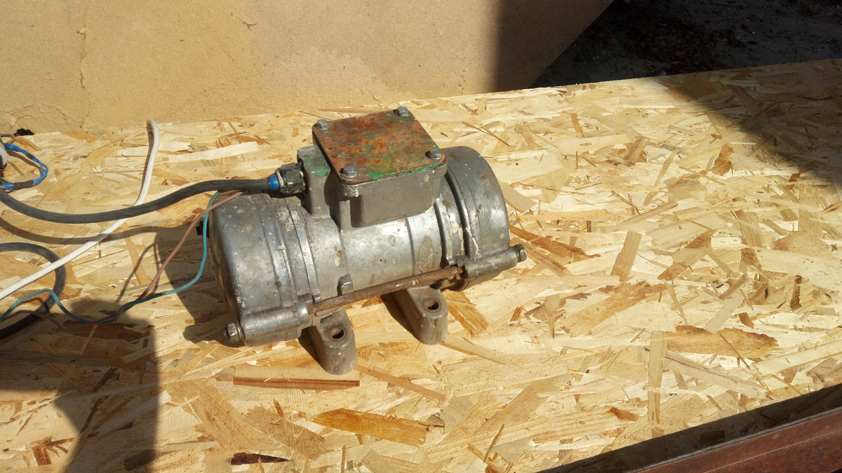 Вибратор заводского исполнения на 380В, переделанный на 220В.