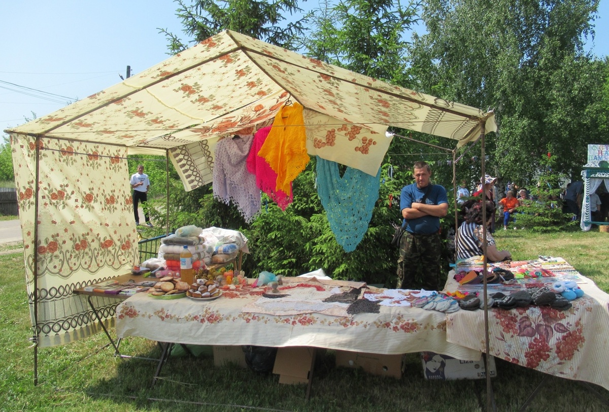 Фото из собственного архива. Наш стол с выставкой-продажей.