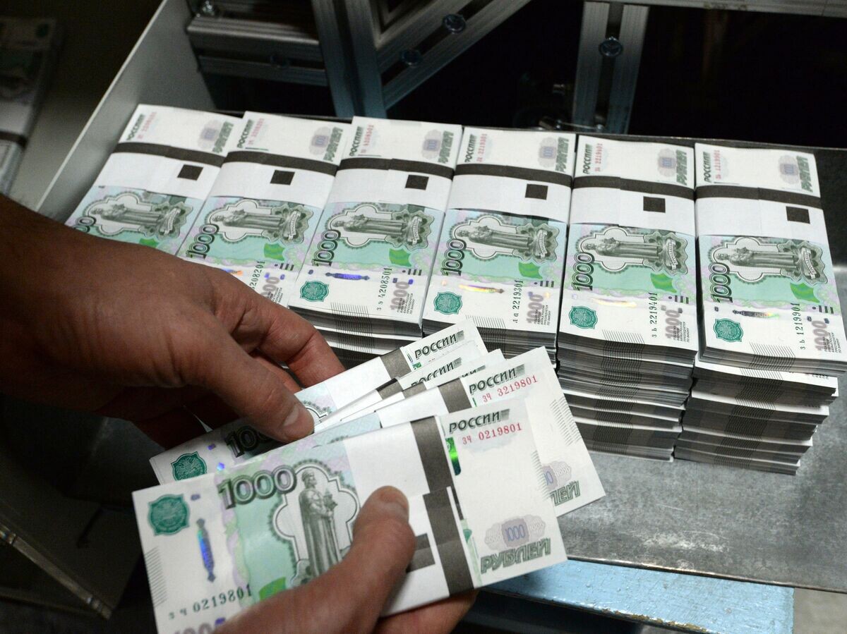    Купюры на фабрике ФГУП "Гознак"© РИА Новости / Максим Богодвид