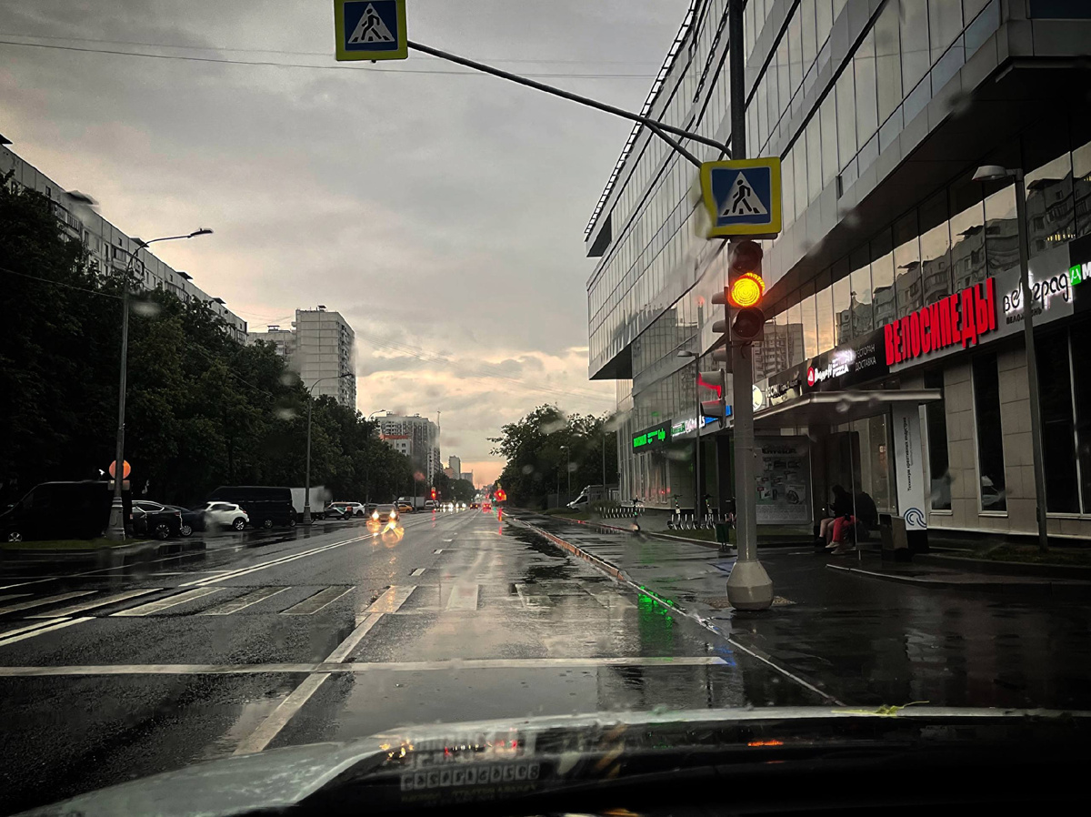 Желтый сигнал светофора предупреждает о скором красном. Пересекать стоп-линию можно только, если остановка требует экстренного торможения и может спровоцировать аварию.  Фото: Августинка Алена