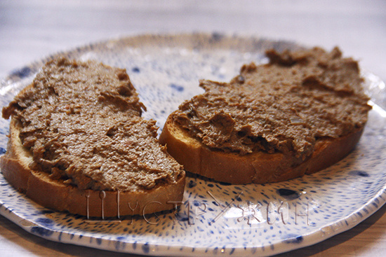 Бутерброд с паштетом из куриной печени.