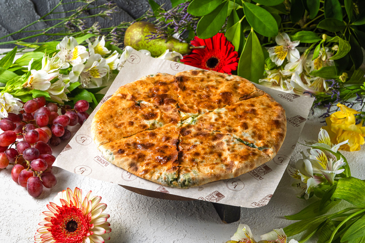 Хачапури с ботвой и шпинатом в летнем меню ресторана Мзиури