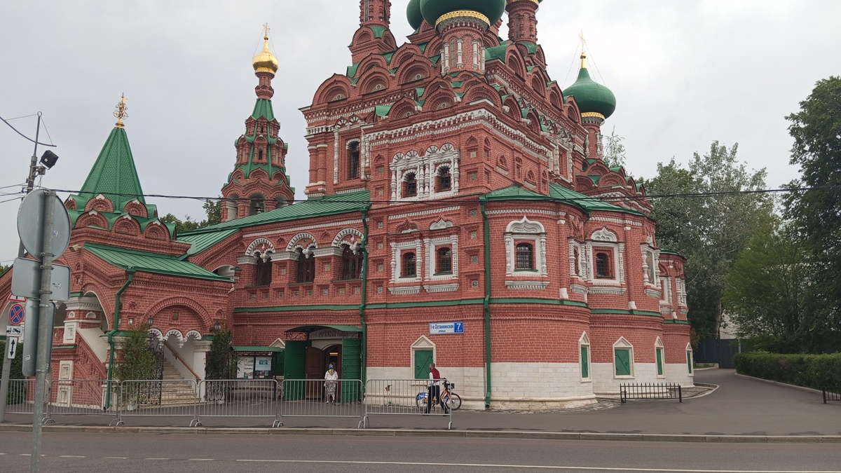 Храм Троицы Живоначальной в Останкино ( личное фото автора )