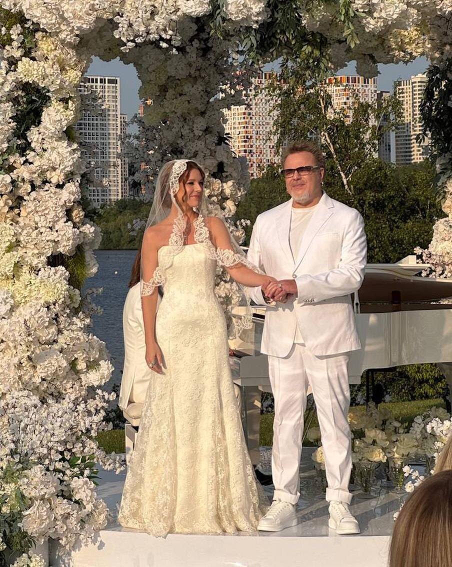 Наталья Подольская и Владимир Пресняков вновь обменялись клятвами на 20-летие семейной жизни. Телеграм-канал Регины Тодоренко | @todorenkoregina