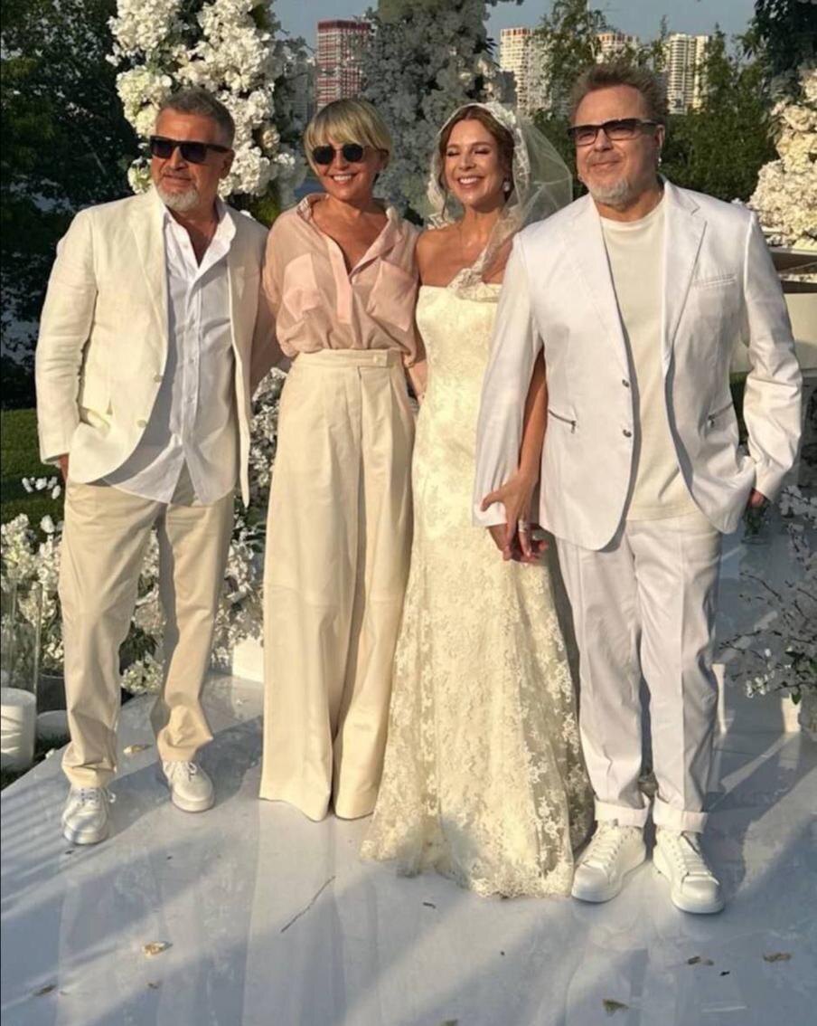 Телеграм-канал Леонида Агутина | @agutin_leonid
Леонид Агутин, Анджелика Варум, Наталья Подольская и Владимир Пресняков на белой свадьбе.