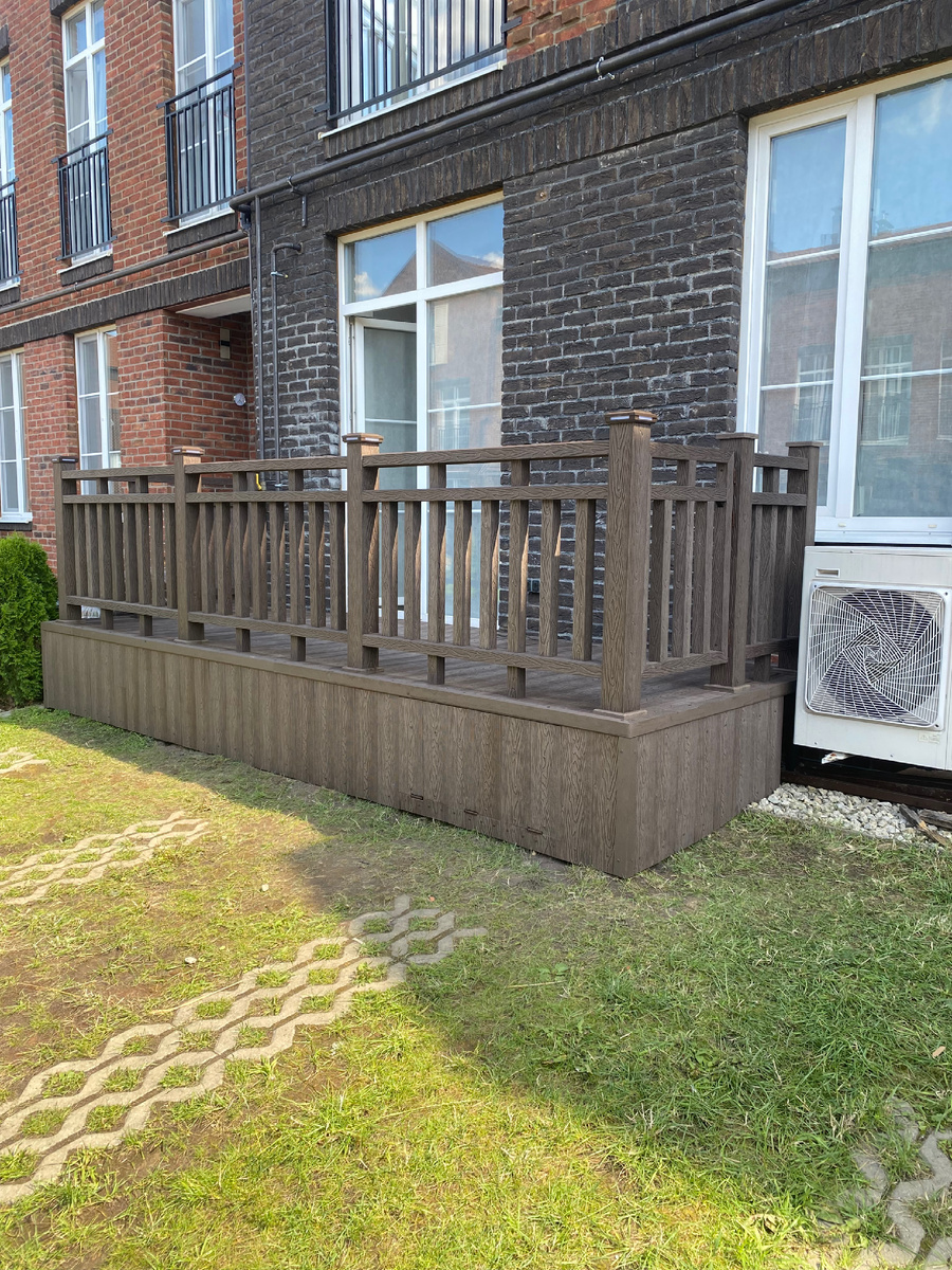 Можно сделать как небольшая площадка у дома.